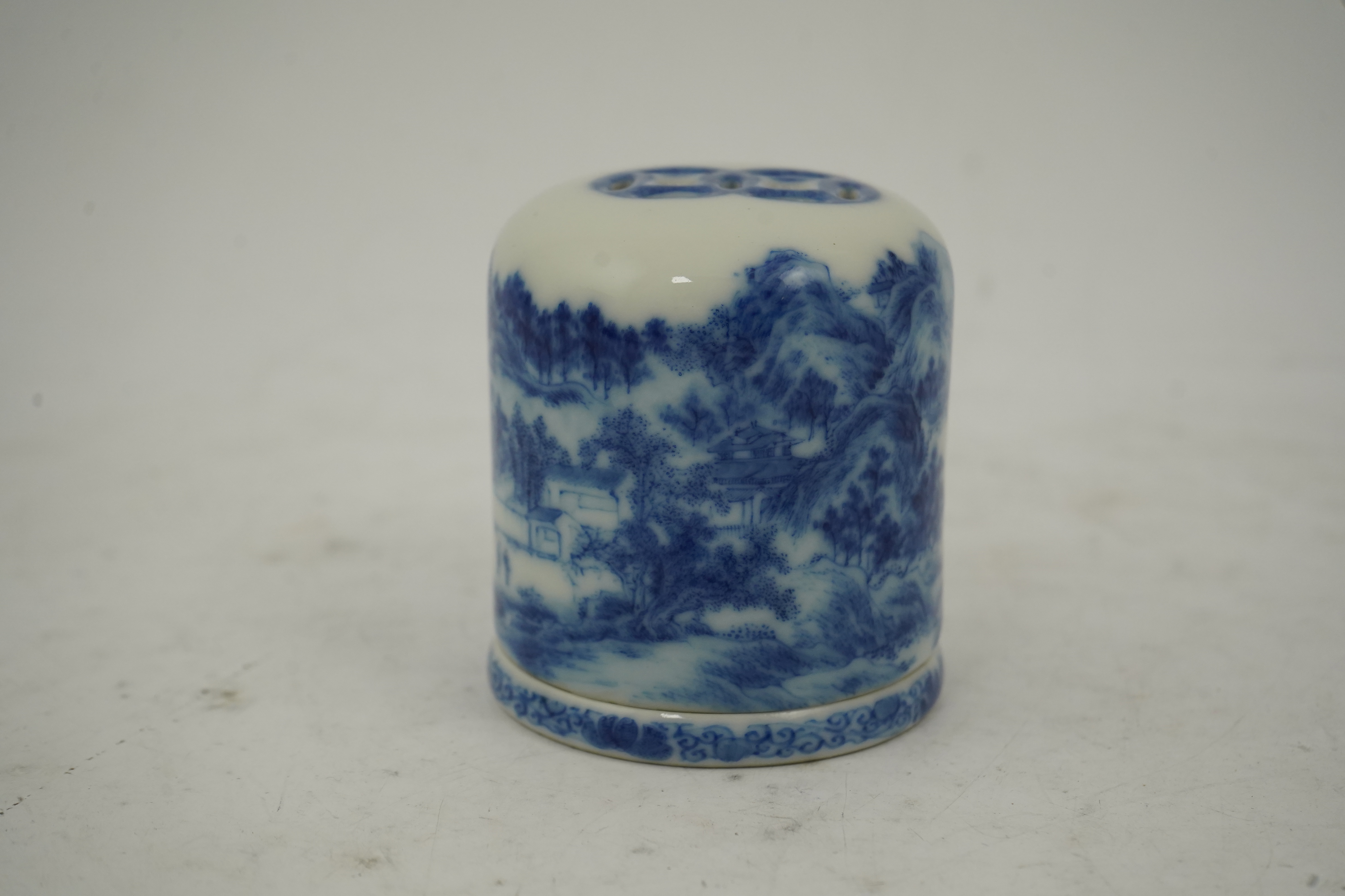 A Chinese blue and white container, Yongzheng seal mark, Republic period